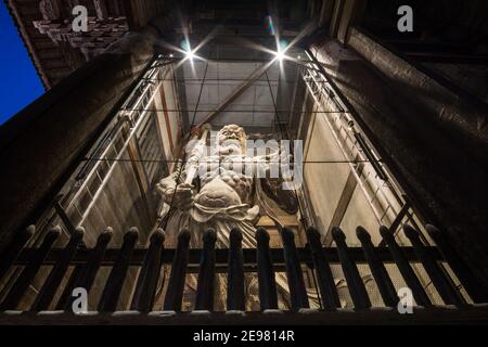 Uno dei due guardiani della porta, Kongo Rikishi o Ni-ō, nella Grande porta Sud del tempio Todaiji a Nara Giappone, risalente al 1203 Foto Stock