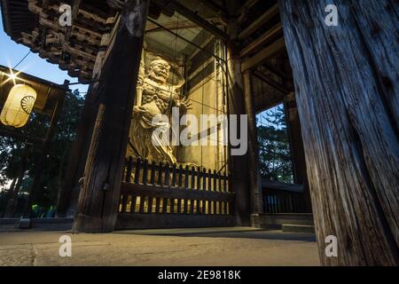 Uno dei due guardiani della porta, Kongo Rikishi o Ni-ō, nella Grande porta Sud del tempio Todaiji a Nara Giappone, risalente al 1203 Foto Stock