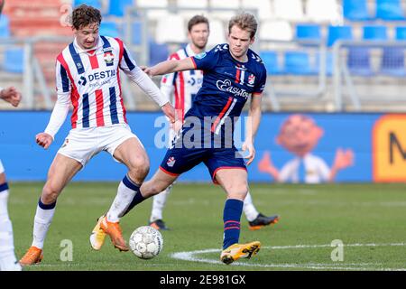 TILBURG, PAESI BASSI - GENNAIO 31: (L-R): Wesley Spieringhs di Willem II, Nikolai Laursen di FC Emmen durante la partita olandese Eredivisie tra Willem Foto Stock