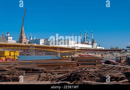 Ricostruzione del ponte e dell'argine fluviale, costruzione di un moderno interscambio stradale nel centro storico di Kazan Foto Stock