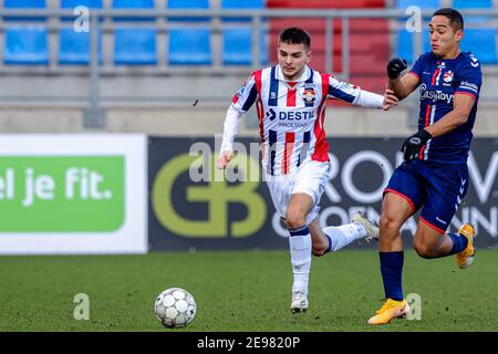 TILBURG, PAESI BASSI - GENNAIO 31: (L-R): Lindon Selahi di Willem II, Didier la Torre di FC Emmen durante la partita olandese di Eredivisie tra Willem II Foto Stock