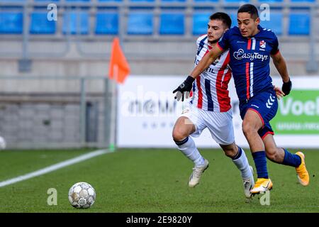 TILBURG, PAESI BASSI - GENNAIO 31: (L-R): Lindon Selahi di Willem II, Didier la Torre di FC Emmen durante la partita olandese di Eredivisie tra Willem II Foto Stock