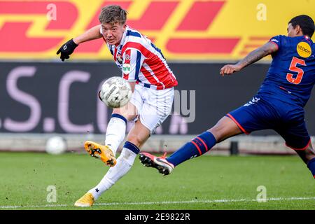 TILBURG, PAESI BASSI - GENNAIO 31: (L-R): OLE Romeny di Willem II, Michael de Leeuw di FC Emmen durante la partita olandese di Eredivisie tra Willem II An Foto Stock