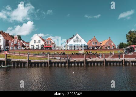 Case storiche al porto di pescatori, Greetsiel, bassa Sassonia, Germania, Europa Foto Stock