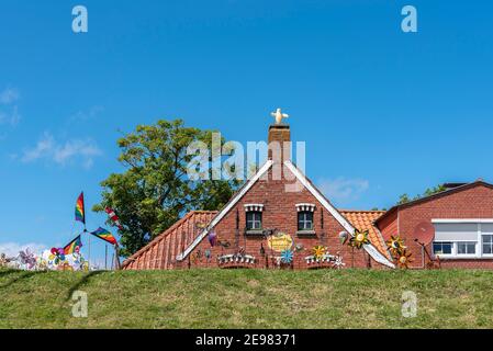 Case tradizionali nel porto di Greetsiel in Frisia orientale a. Mare del Nord, bassa Sassonia, Germania Foto Stock