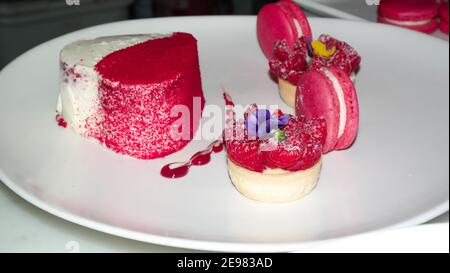 Torta di fragole a forma di cuore con amaretti rosa - cheesecake amore Dessert - San Valentino festeggiamenti Foto Stock