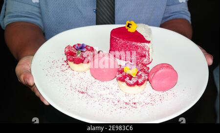Torta di fragole a forma di cuore con amaretti rosa - cheesecake amore Dessert - San Valentino festeggiamenti Foto Stock