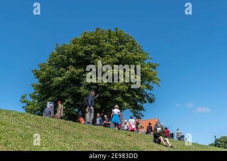 Persone sull'argine, Greetsiel, bassa Sassonia, Germania, Europa Foto Stock