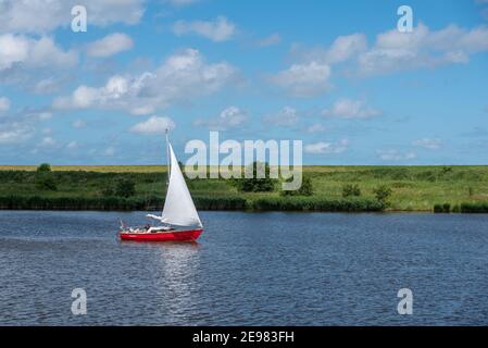 Barca a vela nel Leyhoerner-Sieltief, Greetsiel, bassa Sassonia, Germania, Europa Foto Stock