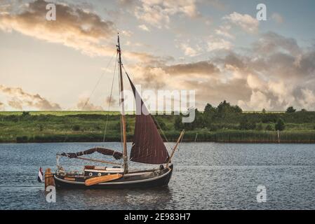 Marinaio tradizionale di flatboat nel Leyhoerner-Sieltief, Greetsiel, bassa Sassonia, Germania, Europa Foto Stock