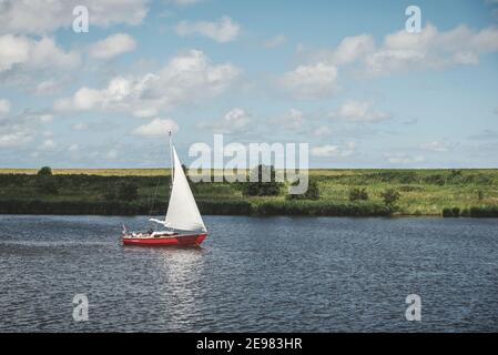 Barca a vela nel Leyhoerner-Sieltief, Greetsiel, bassa Sassonia, Germania, Europa Foto Stock