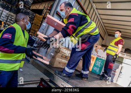 Barcellona, Spagna. 03 Feb 2021. I lavoratori municipali che indossano maschere portano le schede elettorali da distribuire alle seggi elettorali per le elezioni regionali. Il Consiglio comunale di Barcellona ha presentato le urne e i dispositivi di protezione individuale (PPE) che saranno distribuiti alle seggi elettorali per le elezioni regionali che si terranno in Catalogna venerdì 14. Credit: SOPA Images Limited/Alamy Live News Foto Stock