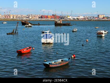 Sciarro relitto rugnante correre aground baia di Santander Cantabria Spagna con piccole barche da pesca e yacht a motore ormeggiati a boe sole mattina invernale Foto Stock