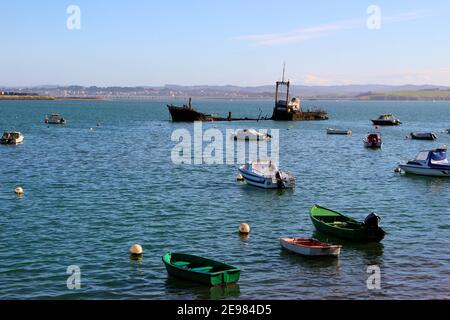 Sciarro relitto rugnante correre aground baia di Santander Cantabria Spagna con piccole barche da pesca e yacht a motore ormeggiati a boe sole mattina invernale Foto Stock