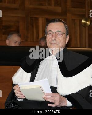 Milano, Italia. 10 Apr 2019. ARCHIVIO: Università Cattolica del Sacro cuore Mario Draghi ha conseguito una laurea onoraria in Economia dal Rettore Franco anelli nella foto: Mario Draghi (Foto di IPA/Sipa USA) Credit: Sipa USA/Alamy Live News Foto Stock