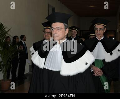 Milano, Italia. 10 Apr 2019. ARCHIVIO: Università Cattolica del Sacro cuore Mario Draghi ha conseguito una laurea onoraria in Economia dal Rettore Franco anelli nella foto: Mario Draghi (Foto di IPA/Sipa USA) Credit: Sipa USA/Alamy Live News Foto Stock