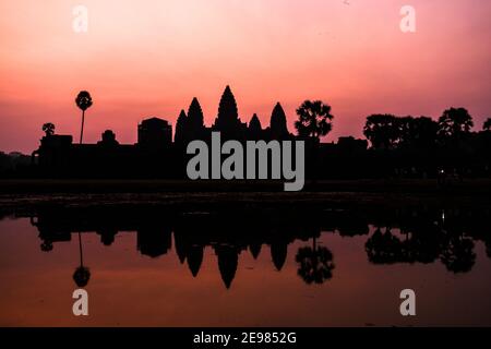 Tempio di Angor Wat a Siem Reap, Cambogia all'alba. Foto Stock