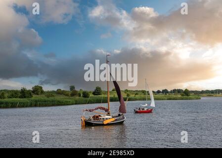 Marinaio tradizionale di flatboat nel Leyhoerner-Sieltief, Greetsiel, bassa Sassonia, Germania, Europa Foto Stock