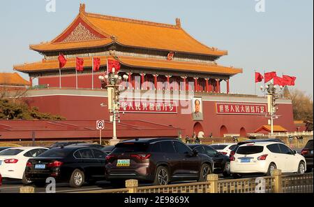 Pechino, Cina. 03 Feb 2021. Il traffico passa davanti al rostro nord di Piazza Tiananmen, con un ritratto gigante dell'ex presidente Mao Zedong, a Pechino mercoledì 3 febbraio 2021. Piazza Tiananmen, uno dei siti storici più importanti e visitati della Cina, è rimasta in gran parte vuota a causa di un parziale blocco a causa della minaccia di Covid-19 nella capitale. Foto di Stephen Shaver/UPI Credit: UPI/Alamy Live News Foto Stock