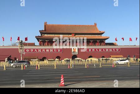 Pechino, Cina. 03 Feb 2021. Il traffico passa davanti al rostro nord di Piazza Tiananmen, con un ritratto gigante dell'ex presidente Mao Zedong, a Pechino mercoledì 3 febbraio 2021. Piazza Tiananmen, uno dei siti storici più importanti e visitati della Cina, è rimasta in gran parte vuota a causa di un parziale blocco a causa della minaccia di Covid-19 nella capitale. Foto di Stephen Shaver/UPI Credit: UPI/Alamy Live News Foto Stock