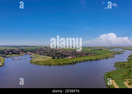 Drone vista con vista su Greetsiel al Mare del Nord, Greetsiel, bassa Sassonia, Germania, Europa Foto Stock