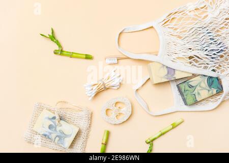 Zero rifiuti accessori bagno su sfondo color crema. Prodotto naturale eco bambù. Oggetti essenziali di bellezza privi di plastica. Foto Stock
