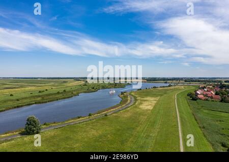 Vista sul drone con il paesaggio a Leyhoerner-Sieltief e nave turistica, Greetsiel, bassa Sassonia, Germania, Europa Foto Stock