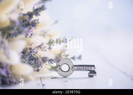 cartolina delicata con fiori, lavanda con viaggio di testo. con spazio di copia Foto Stock