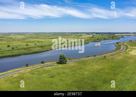 Vista sul drone con il paesaggio a Leyhoerner-Sieltief e nave turistica, Greetsiel, bassa Sassonia, Germania, Europa Foto Stock