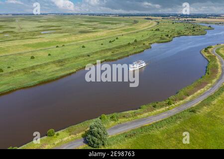 Vista sul drone con il paesaggio a Leyhoerner-Sieltief e nave turistica, Greetsiel, bassa Sassonia, Germania, Europa Foto Stock