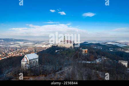 Foto panoramica ariea sull'abbazia benedettina di Pannonhalama in Ungheria. Incredibile edificio storico con una bella chiesa e biblioteca e alta schoo Foto Stock