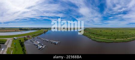 Drone vista con paesaggio della baia di Ley, Greetsiel, bassa Sassonia, Germania, Europa Foto Stock