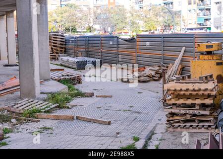 Sito di costruzione abbandonato a causa della pandemia COVID-19. Immagazzinato materiali da costruzione ed edifici non finiti. Foto Stock