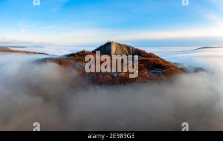 Formatoion geologico stupefacente con nebbia. Colonne di basalto collina nella regione superiore di Balaton in Ungheria. Il nome ungherese è Hegyesstu. Foto Stock