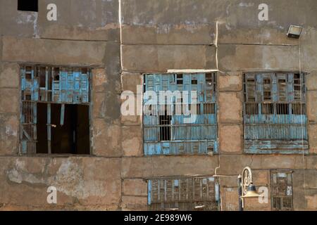 Finestra di un edificio in rovina nel centro storico di Jeddah. Foto Stock