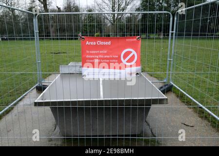 DownHills Park, Londra, Regno Unito. 3 Feb 2021. Barriere che circondano un tavolo da ping pong nel DownHills Park, Londra. Credit: Matthew Chpicle/Alamy Live News Foto Stock