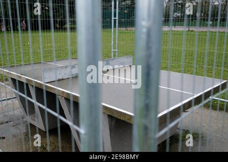 DownHills Park, Londra, Regno Unito. 3 Feb 2021. Barriere che circondano un tavolo da ping pong nel DownHills Park, Londra. Credit: Matthew Chpicle/Alamy Live News Foto Stock