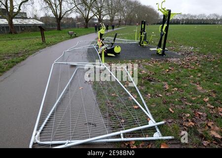 DownHills Park, Londra, Regno Unito. 3 Feb 2021. Barriere che circondano un'area esterna di esercizio spinto sopra in downHills Park, Londra. Credit: Matthew Chpicle/Alamy Live News Foto Stock