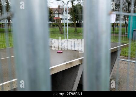 DownHills Park, Londra, Regno Unito. 3 Feb 2021. Barriere che circondano un tavolo da ping pong nel DownHills Park, Londra. Credit: Matthew Chpicle/Alamy Live News Foto Stock