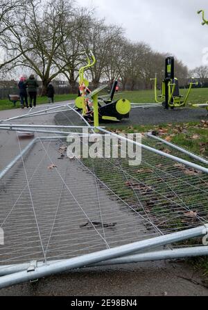 DownHills Park, Londra, Regno Unito. 3 Feb 2021. Barriere che circondano un'area esterna di esercizio spinto sopra in downHills Park, Londra. Credit: Matthew Chpicle/Alamy Live News Foto Stock