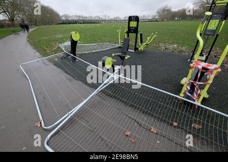 DownHills Park, Londra, Regno Unito. 3 Feb 2021. Barriere che circondano un'area esterna di esercizio spinto sopra in downHills Park, Londra. Credit: Matthew Chpicle/Alamy Live News Foto Stock