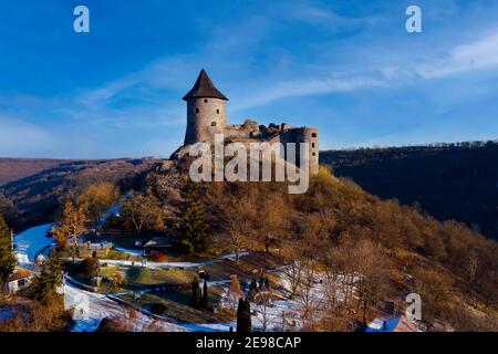 Somosko castello al confine tra Ungheria e Slovacchia. Rovine medievali della fortezza hngariana storica. Vista innevata in inverno. Foto Stock