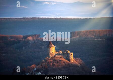 Somosko castello al confine tra Ungheria e Slovacchia. Rovine medievali della fortezza hngariana storica. Vista innevata in inverno. Foto Stock