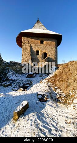 Somosko castello al confine tra Ungheria e Slovacchia. Rovine medievali della fortezza hngariana storica. Vista innevata in inverno. Foto Stock