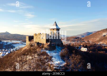 Somosko castello al confine tra Ungheria e Slovacchia. Rovine medievali della fortezza hngariana storica. Vista innevata in inverno. Foto Stock