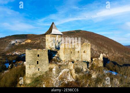 Somosko castello al confine tra Ungheria e Slovacchia. Rovine medievali della fortezza hngariana storica. Vista innevata in inverno. Foto Stock