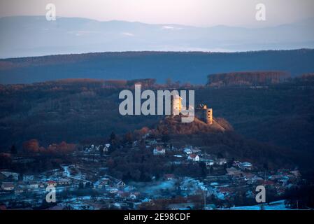 Somosko castello al confine tra Ungheria e Slovacchia. Rovine medievali della fortezza hngariana storica. Vista innevata in inverno. Foto Stock