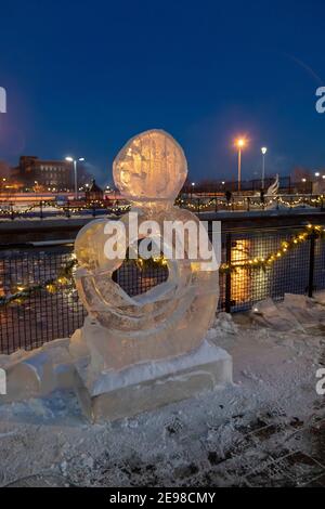 Detroit, Michigan - una scultura su ghiaccio al Robert C. Valade Park, sul lungofiume est. Il parco, parte del Detroit Riverfront Conservancy, ha un programma di Foto Stock