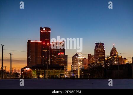 Detroit, Michigan - lo skyline del centro dopo il tramonto. Foto Stock