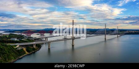 The Forth Bridges, North Queensferry, Fife, Scozia, Regno Unito Foto Stock